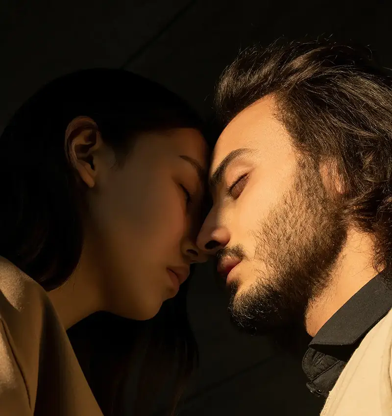 ترجمه ای فارسی از زبان ترکی داستان کوتاه او ، برای نفس کشیدن لای موهای سیاه زغالی اش جون میدادم